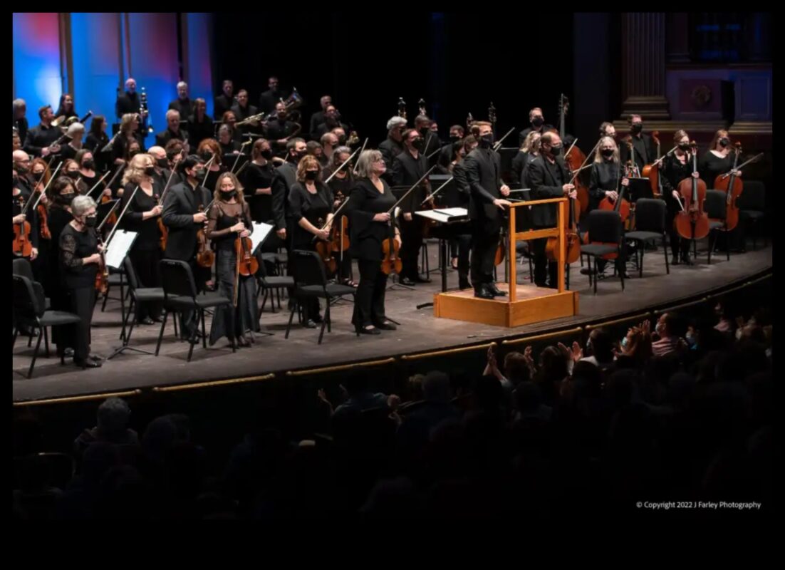 Kritikas simfonija: mākslinieciskā redzējuma un konstruktīvas atsauksmes saskaņošana