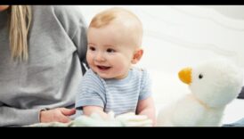 Ķiķināšana un smīnēšana: atklājiet bērnu rotaļlietu burvību